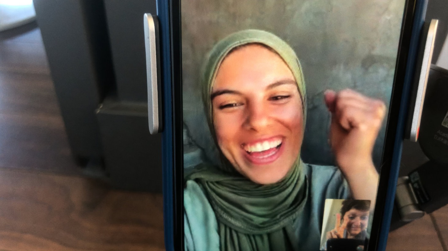 「手に魂を込め、歩いてみれば」場面写真 ©︎Sepideh Farsi Reves d'Eau Productions