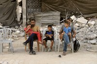 「手に魂を込め、歩いてみれば」場面写真 ©Fatma Hassona