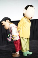 お尻をくっつけ合わせる野原しんのすけ（左）とボーちゃん（右）