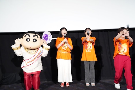 「しんちゃーん！」のコールを練習する様子。左から野原しんのすけ、真柴摩利、林玉緒、小林由美子