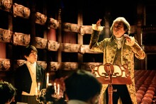 「ベートーヴェン捏造」より、指揮するベートーヴェン（古田新太）を見守るシンドラー（山田裕貴）