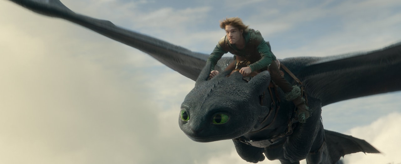 実写映画「ヒックとドラゴン」迫力満点！大空を駆ける“ドラゴンライド”映像