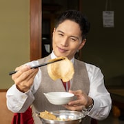 市原隼人がせんべい汁を手にニッコリ、「おいしい給食 炎の修学旅行」新写真たっぷり