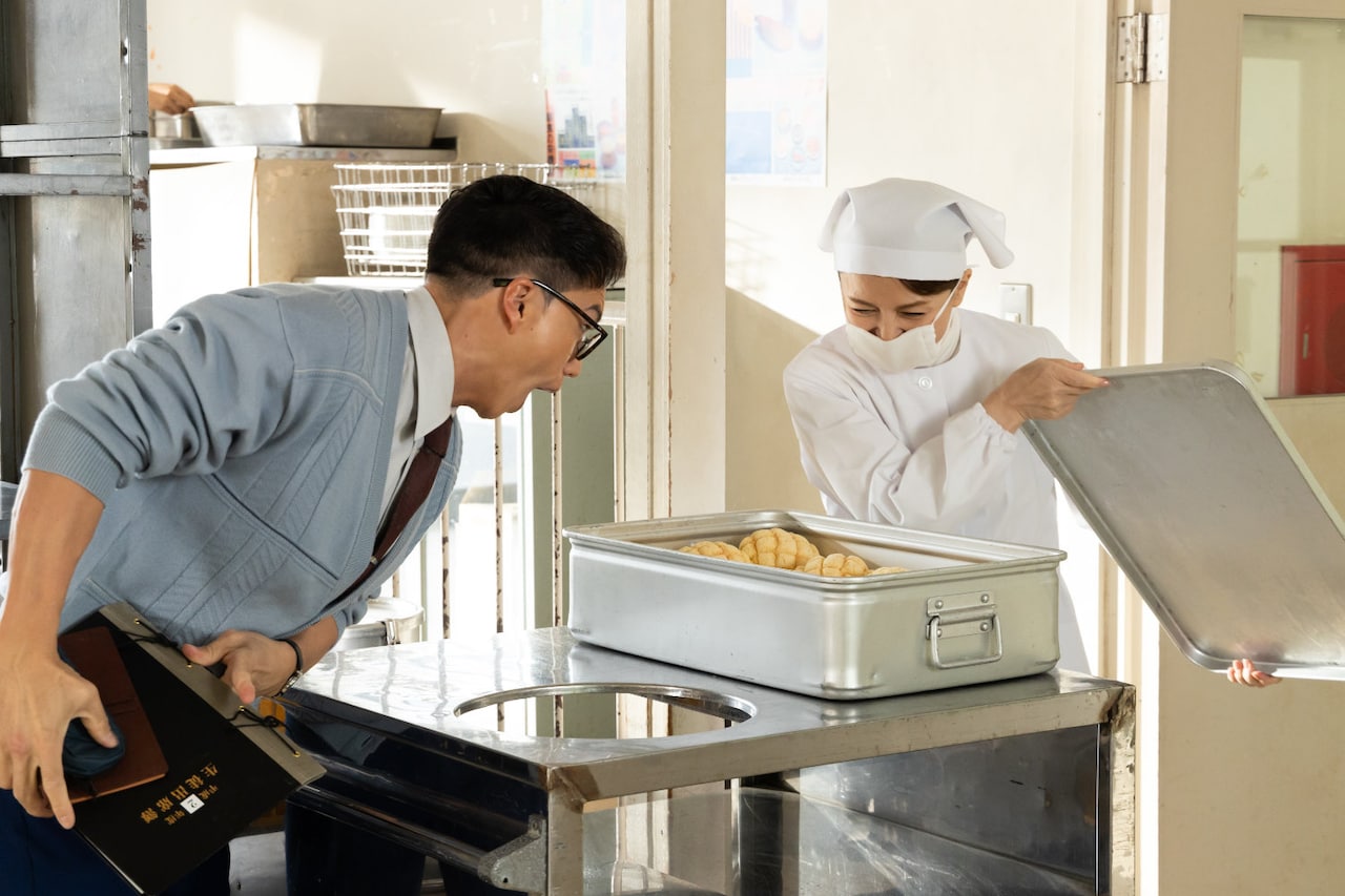 メロンてんこ盛り～！市原隼人がメロンパンに誘惑される「おいしい給食」新映像