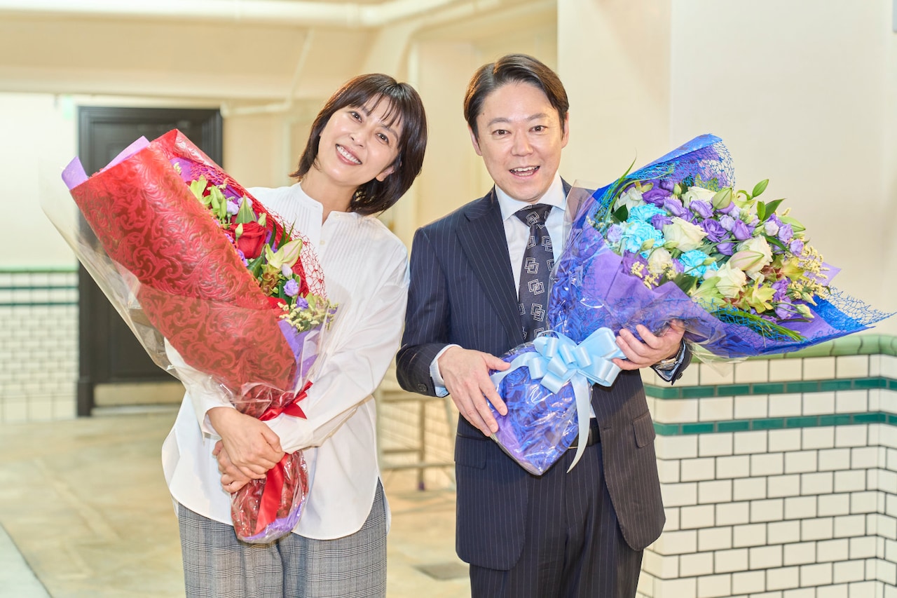 「しあわせな結婚」オールアップを迎えた阿部サダヲ（右）、松たか子（左）