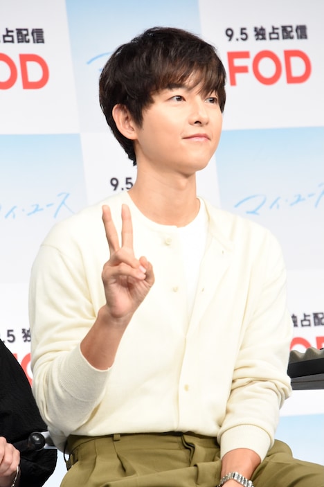 ピースをするソン・ジュンギ