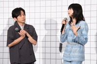 左から二宮和也、小松菜奈