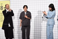 「スター性を放つ」ことをたたえられる二宮和也（中央）