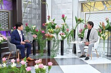 「日曜日の初耳学」のコーナー「インタビュアー林修」での林修（左）、織田裕二（右）