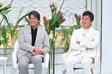 「日曜日の初耳学」のコーナー「インタビュアー林修」に登場した織田裕二（左）、石黒賢（右）