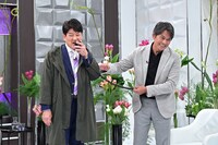 「日曜日の初耳学」のコーナー「インタビュアー林修」の林修（左）、織田裕二（右）