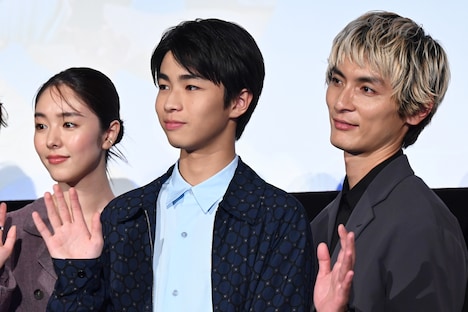 左から唐田えりか、原田琥之佑、高良健吾