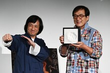 左からジャッキーちゃん、ジャッキー・チェン