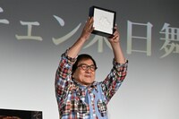 “カンフー手形”を観客に見せるジャッキー・チェン