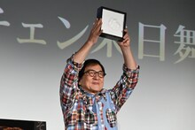 “カンフー手形”を観客に見せるジャッキー・チェン