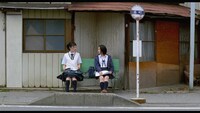 映画「リンダ リンダ リンダ 4K」場面写真。左からペ・ドゥナ演じるソン、香椎由宇演じる立花恵