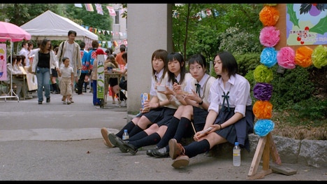 映画「リンダ リンダ リンダ 4K」場面写真。左から前田亜季演じる山田響子、関根史織演じる白河望、ペ・ドゥナ演じるソン、香椎由宇演じる立花恵