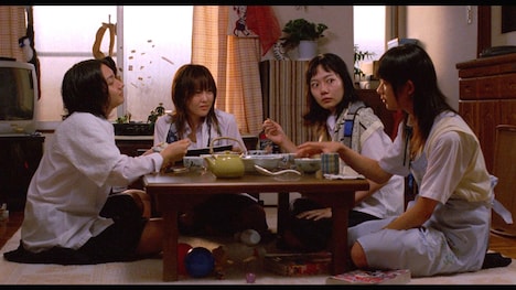 映画「リンダ リンダ リンダ 4K」場面写真。左から香椎由宇演じる立花恵、前田亜季演じる山田響子、ペ・ドゥナ演じるソン、関根史織演じる白河望