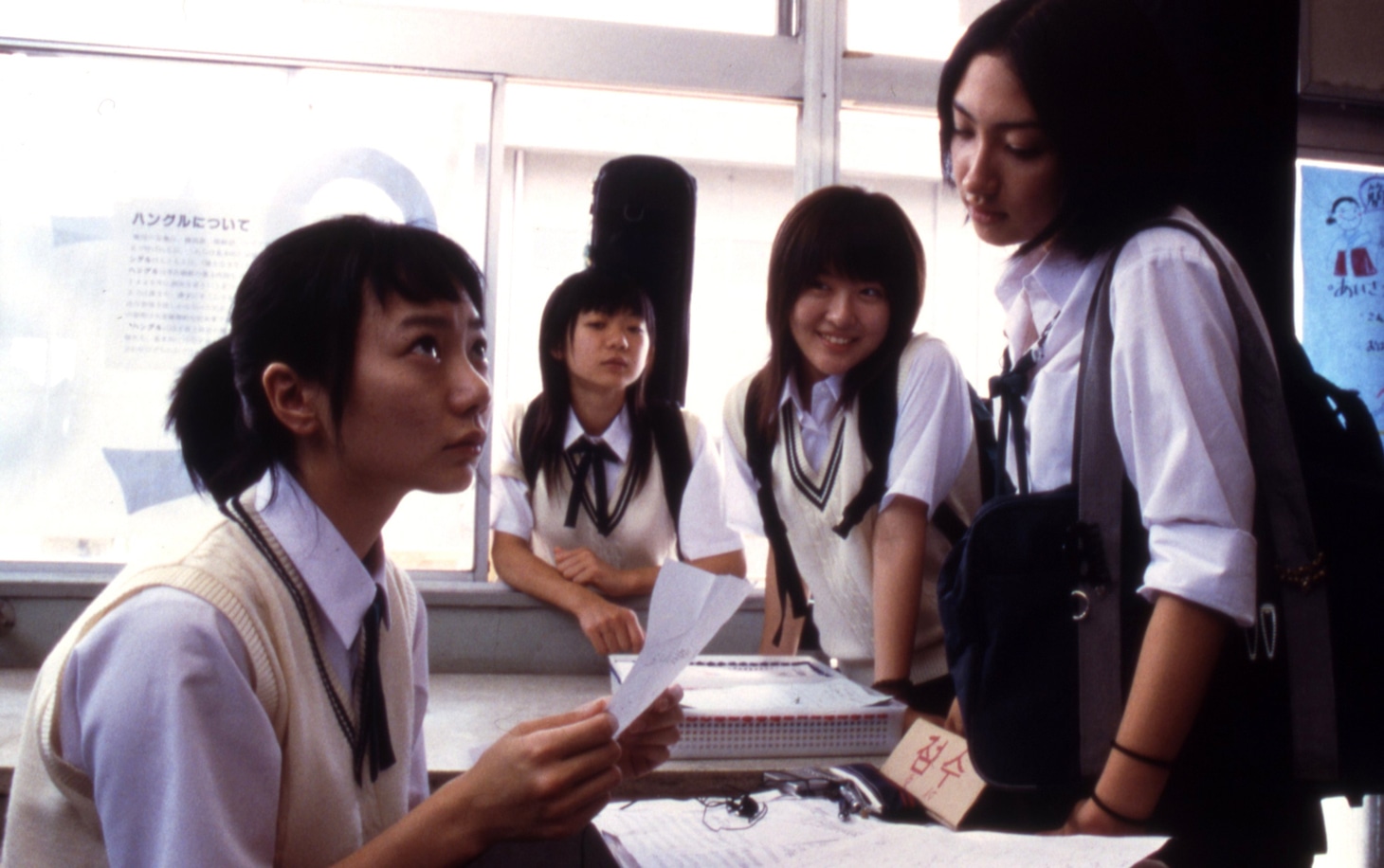 映画「リンダ リンダ リンダ 4K」場面写真。左からペ・ドゥナ演じるソン、関根史織演じる白河望、前田亜季演じる山田響子、香椎由宇演じる立花恵