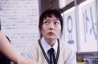 映画「リンダ リンダ リンダ 4K」場面写真。ペ・ドゥナ演じるボーカル担当のソン