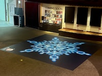 猗窩座の血鬼術「術式展開 破壊殺・羅針」の床面をイメージした「羅針フロア広告」