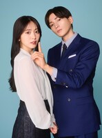 ドラマ「推しが上司になりまして フルスロットル」鈴木愛理演じる愛衣（左）、八木勇征演じる旬（右）のツーショット。先にシルエット姿のみ公開され、SNSではキャスト予想が盛り上がった