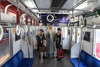 「バック・トゥ・ホグワーツ」ラッピング列車の車内で記念撮影をする参加者