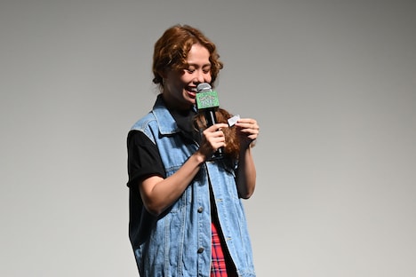 ポケットからメモを取り出し、好きなディズニーチャンネル作品を列挙するPeco