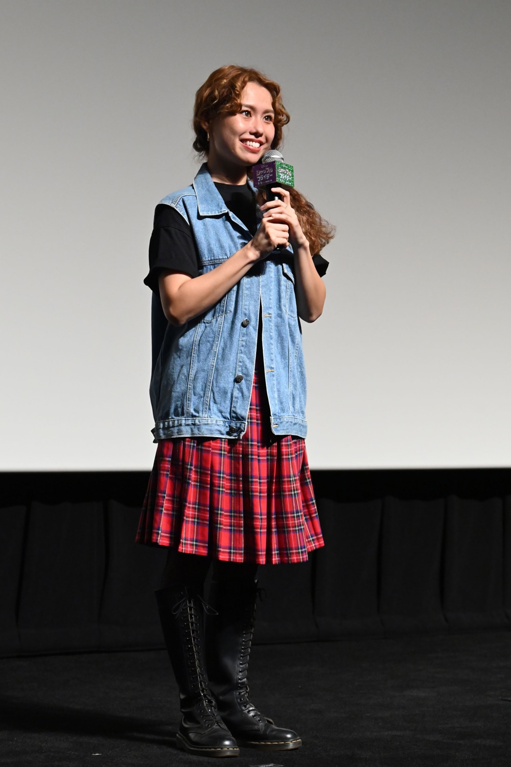 「シャッフル・フライデー」の主人公アンナをイメージしたファッションで登場したPeco