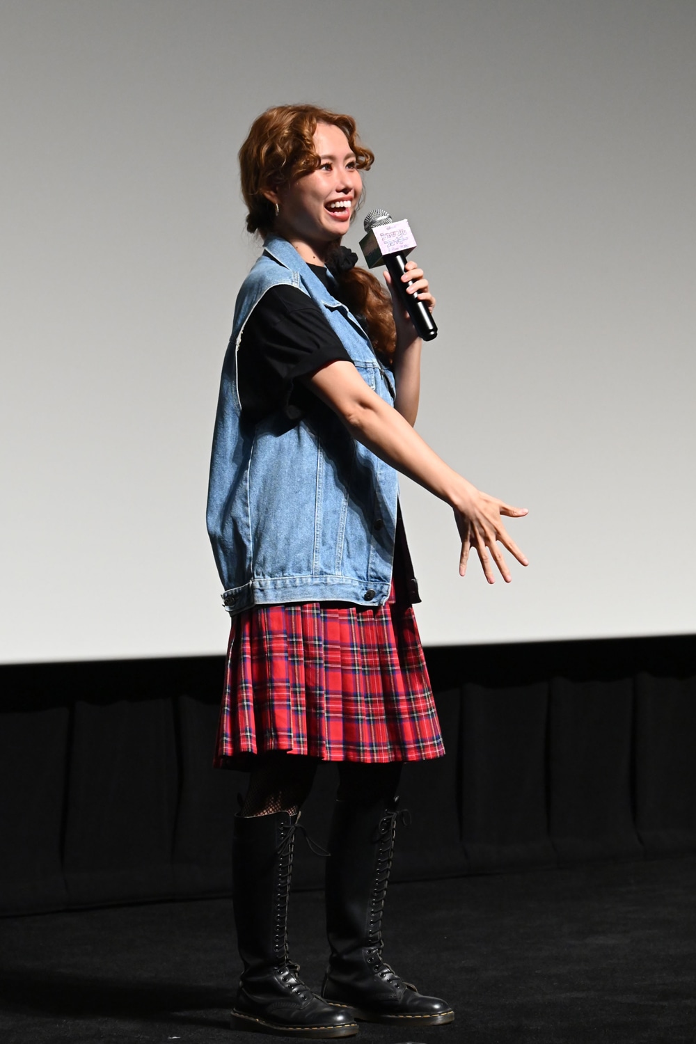 「シャッフル・フライデー」のフォトスポットで、主人公アンナのようにギターを掻き鳴らすポーズで撮ることをお勧めするPeco