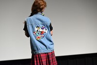 ミッキーとミニーがデザインされた服をアピールするPeco