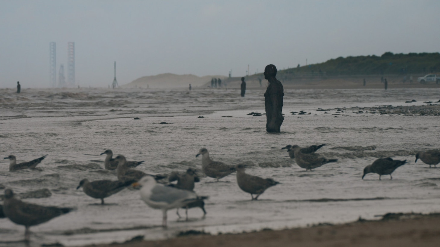 「バレンと小刀 時代をつなぐ浮世絵物語」より、アントニー・ゴームリーの「Another Place」 ©︎Antony Gormley