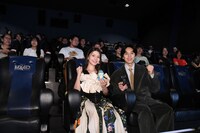 「ヒックとドラゴン」の4D上映を体験するLynn（左）と坂東龍汰（右）