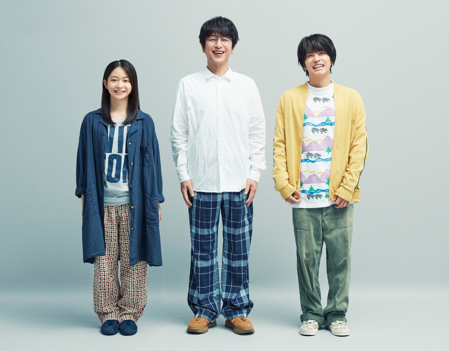 左から楠ほたるを演じる白鳥玉季、波多野玄一を演じる及川光博、作田索に扮する手越祐也