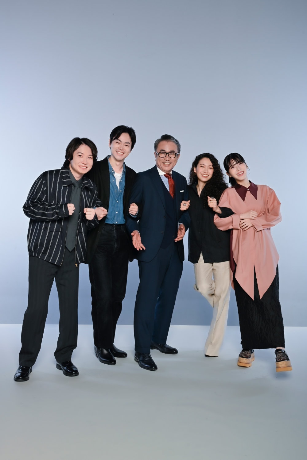 前列左から福原遥、濱田岳、木村拓哉、上白石萌歌、杉野遥亮