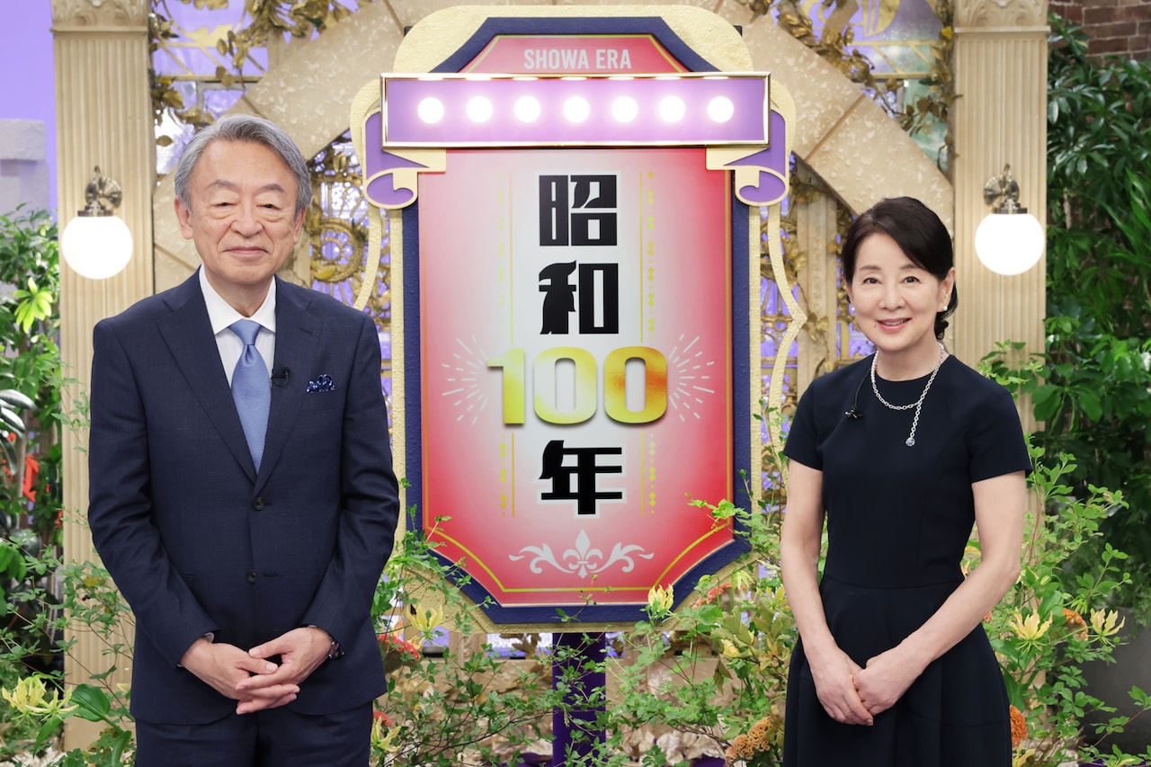 「池上彰×吉永小百合 昭和100年」より、MCを務める池上彰（左）とパートナーの吉永小百合（右）
