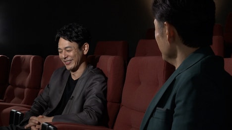 「『スイッチインタビュー』妻夫木聡×李相日」より、妻夫木聡（奥）と李相日（手前）