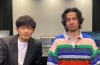 「『スイッチインタビュー』津田健次郎×常田大希」より、津田健次郎（左）と常田大希（右）