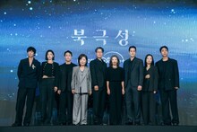 韓国ドラマ「北極星」会見の様子。左からカン・ドンウォン、チョン・ジヒョン、オ・ジョンセ、キム・ヘスク、ユ・ジェミョン、イ・ミスク、パク・ヘジュン、イ・サンヒ、チュ・ジョンヒョク