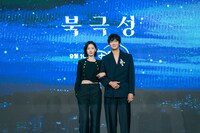 左からチョン・ジヒョン、カン・ドンウォン