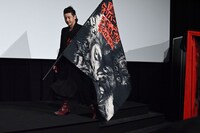 フラッグを携えて登場したオダギリジョー