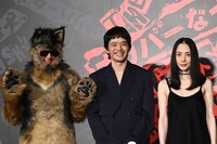 映画「THE オリバーな犬、(Gosh!!)このヤロウ MOVIE」特別上映会にて、左からオリバー（オダギリジョー）、池松壮亮、深津絵里