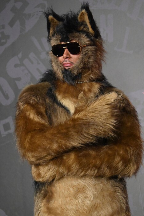 フォトセッションでポーズを決めるオリバー（オダギリジョー）