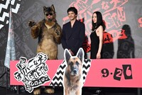 左からオリバー（オダギリジョー）、池松壮亮、深津絵里