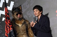 オリバー（オダギリジョー / 左）の“通訳”を務める池松壮亮（右）