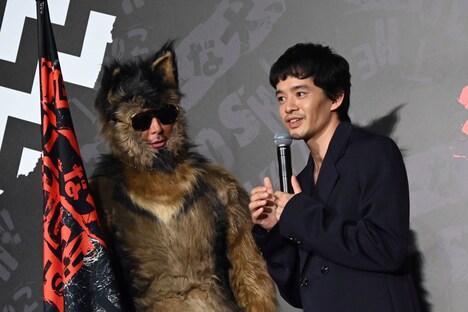 オリバー（オダギリジョー / 左）の“通訳”を務める池松壮亮（右）