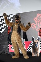 観客の撮影タイムでポーズを決めるオリバー（オダギリジョー）