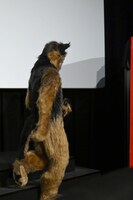 会場を去るオリバー（オダギリジョー）