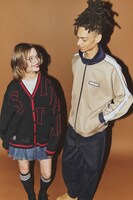 グラニフと「ストレンジャー・シングス 未知の世界」のコラボ商品の着用イメージ