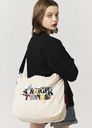 STRANGER THINGS｜ナイロンショルダーバッグ（4900円）